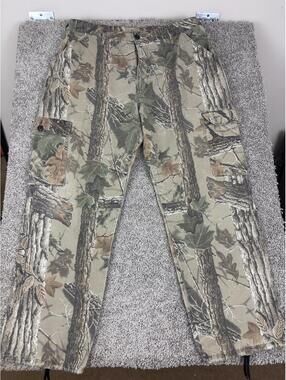 Vintage Realtree-style camo cargo pants 🌲
